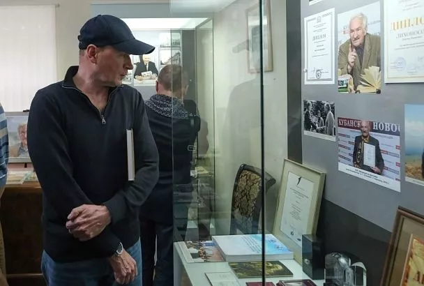 Письма, рукописи, печатная машинка: в Краснодаре открылась выставка к 90-летию Виктора Лихоносова