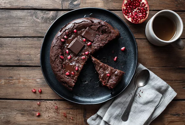 Шоколадный брауни из яблока за 3 минуты: без муки, сахара и лишних заморочек в микроволновке