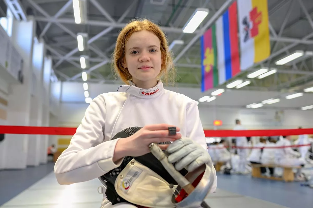 На открытии турнира краснодарской шпажистке Симоне Игнатьевой вручили на открытии турнира краснодарской шлажисть значок кандидата в мастера спорта России.