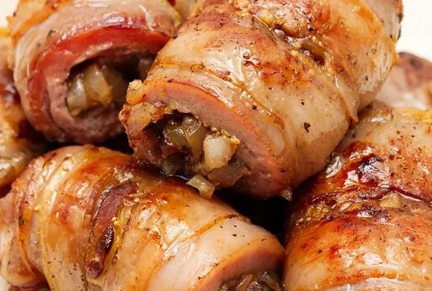 Это блюдо обладает потрясающим вкусом: мясные кармашки из свинины, фаршированные моцареллой и помидорами