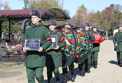 Останки красноармейца, погибшего в Новгородской области, с почестями перезахоронили в Кореновске