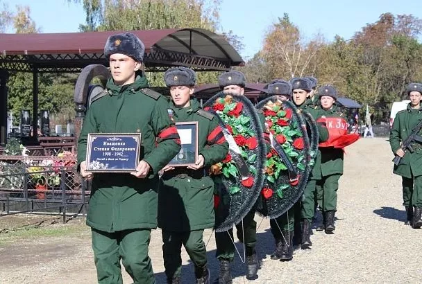 Останки красноармейца, погибшего в Новгородской области, с почестями перезахоронили в Кореновске