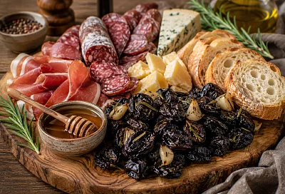 Вялю сливы с чесноком и розмарином: ароматная закуска хороша к мясу и сырам