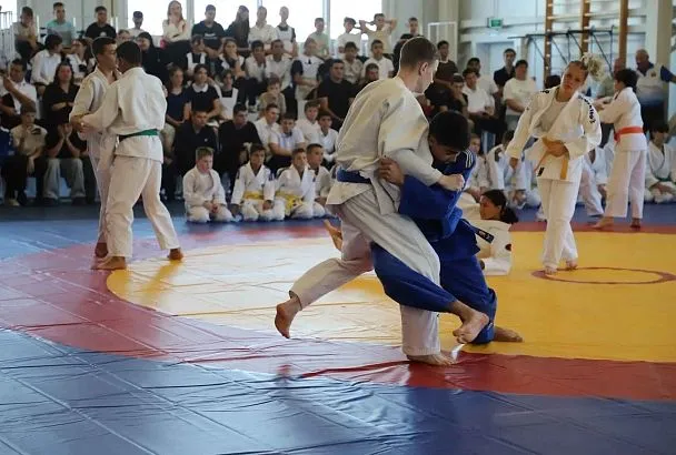 Новый спортивный комплекс открыли в Калининском районе 
