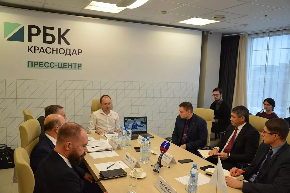 По словам главы Щербиновского района Сергея Цирульника, ситуация складывается катастрофическая: через месяц нужно будет трудоустроить тысячи человек.