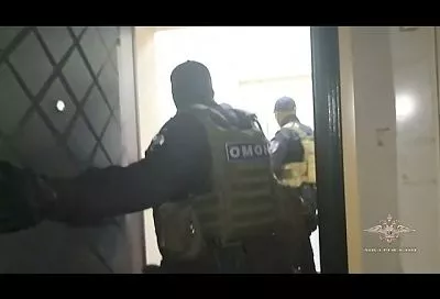 Полиция показала кадры задержания жителя Кубани, зверски избившего сотрудницу кафе на Камчатке