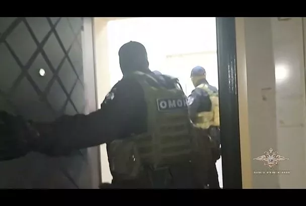 Полиция показала кадры задержания жителя Кубани, зверски избившего сотрудницу кафе на Камчатке