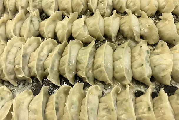 Когда хочется экзотики, всей семьей лепим изящные и очень вкусный японские пельмени гёдза. Простой и понятный рецепт приготовления