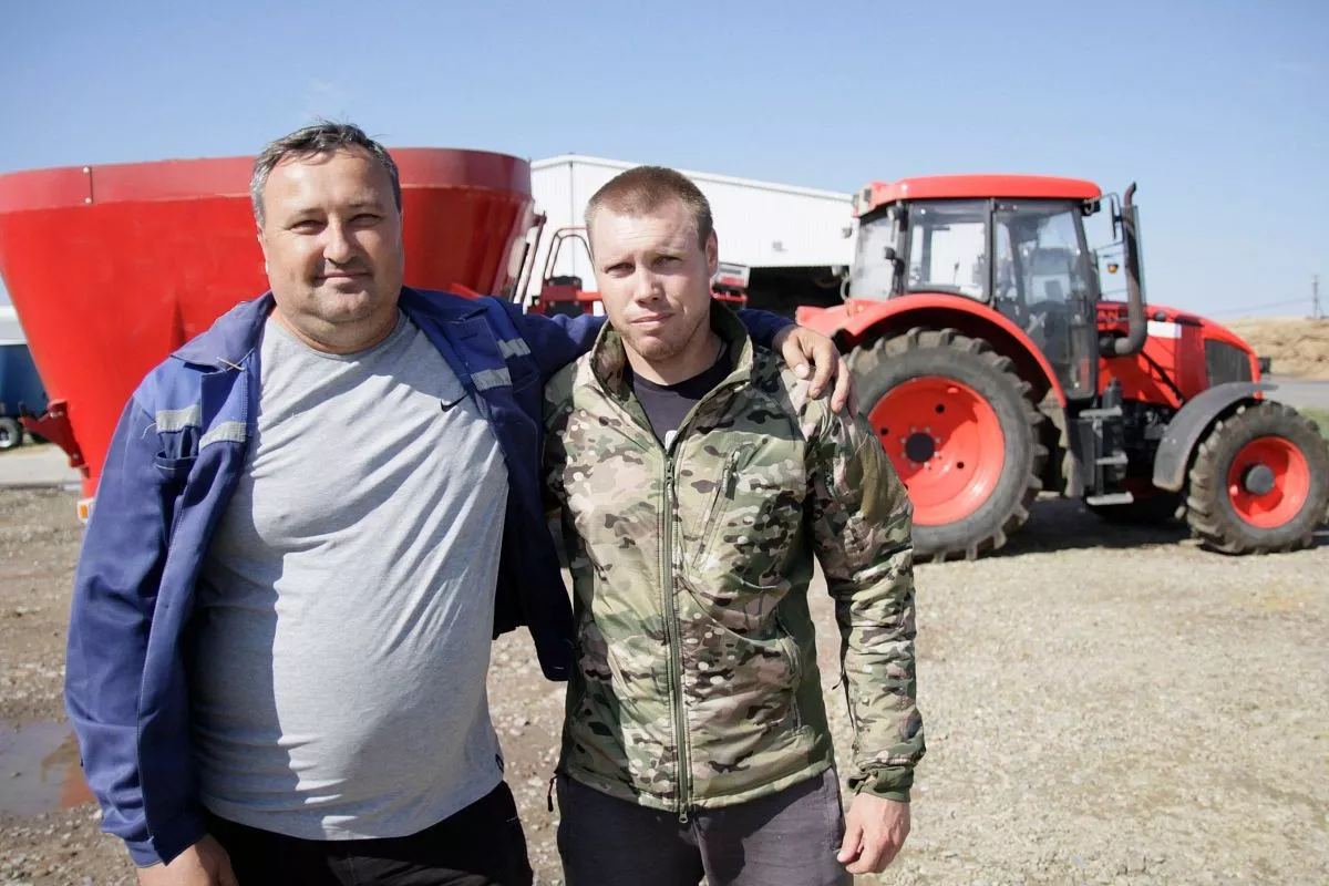 Механизаторы Сергей Бессалый и Егор Огнев обеспечивают своевременную раздачу кормов.