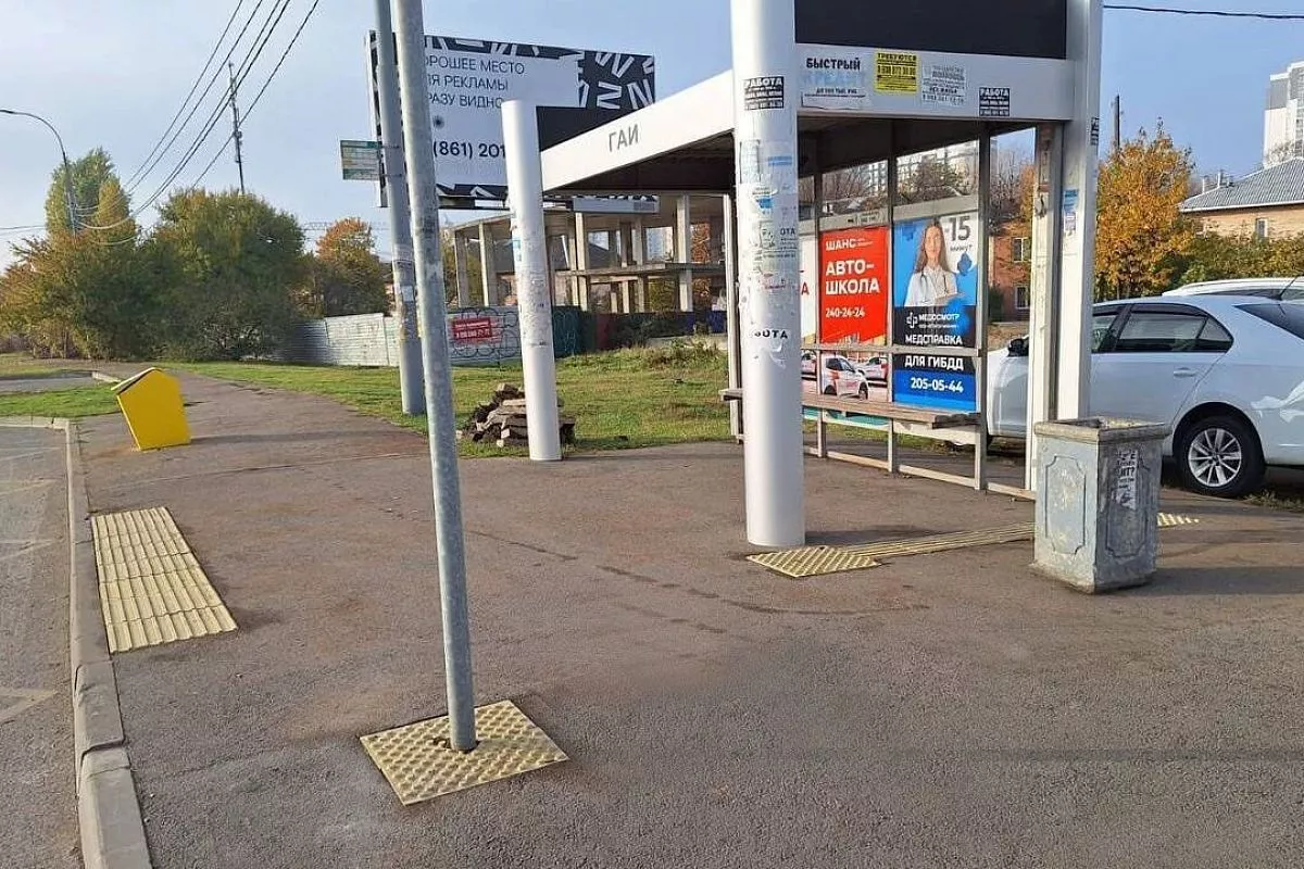 На остановках для незрячих пешеходов делают специальные  тактильные участки. 