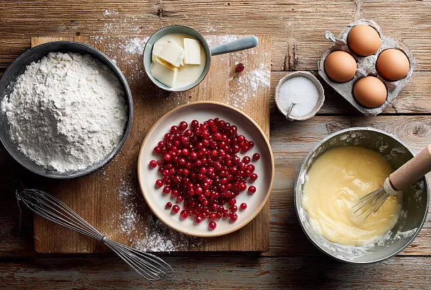 Пирог со смородиной на скорую руку: нежный, сочный, без хлопот