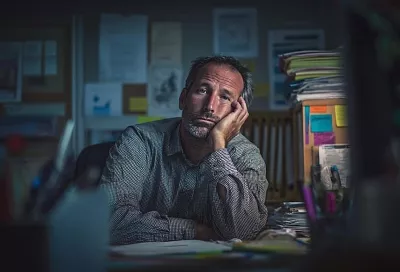 Офис — как бессмысленная пьеса. Почему всё больше людей считают свою работу «бредовой»