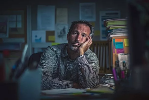 Офис — как бессмысленная пьеса. Почему всё больше людей считают свою работу «бредовой»