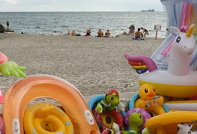 На пляжах Анапы ввели временный запрет на купание с сапами, кругами и матрасами