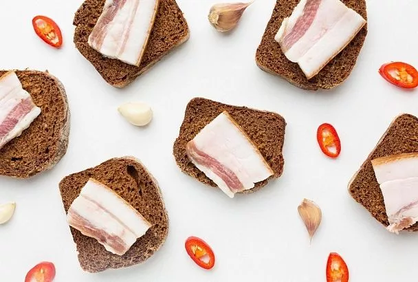 Это самый «долгий» рецепт засолки сала, но в итоге вы получаете не просто вкусный продукт, а кулинарный шедевр