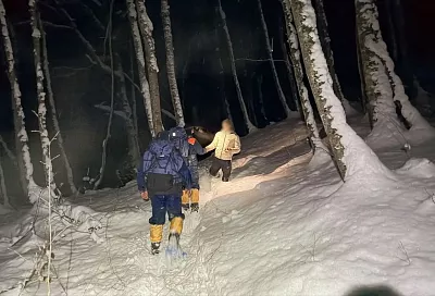 Спасатели нашли заблудившихся туристов в заснеженном лесу на Кубани