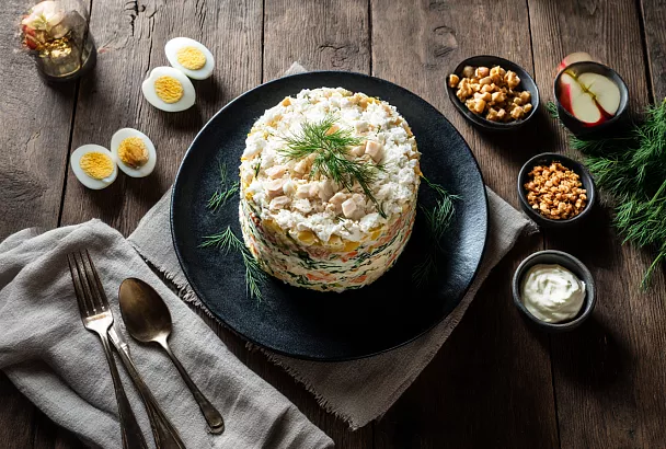 Праздничный слоёный салат, который «съедается первым»: секрет в яблоке и орехах