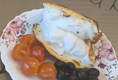 Беру яйцо и взбиваю его так: секрет пышного омлета на завтрак, который сметается со стола