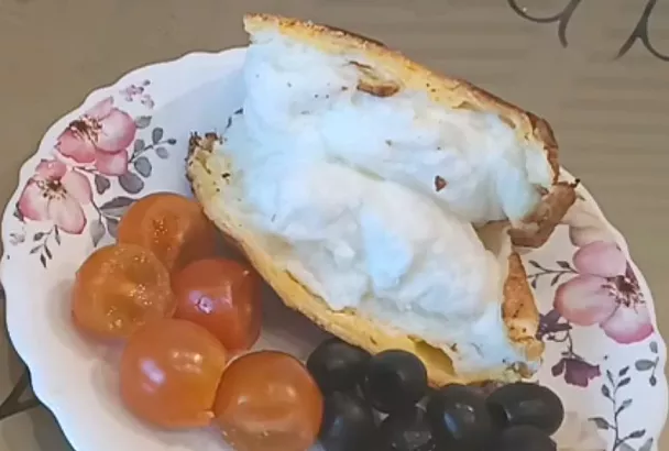 Беру яйцо и взбиваю его так: секрет пышного омлета на завтрак, который сметается со стола