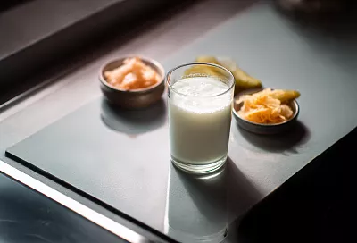 Стакан кефира перед сном: простая полезная привычка