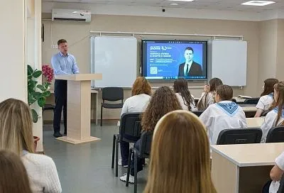 Чемпион Европы по ушу поделился секретами успеха с сочинскими школьниками