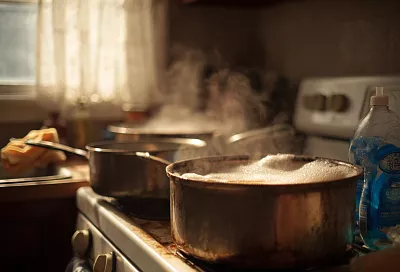 Как очистить сильно пригоревшую посуду без специальных средств: кастрюли, противни, сковороды