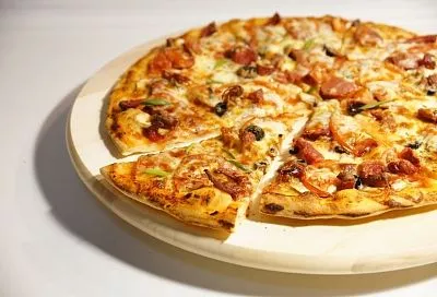 Морская пицца на сковороде всего за полчаса: вкусная, сытная и очень красивая