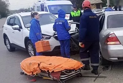 Спасатели вытащили женщину из искореженного в ДТП автомобиля на Кубани