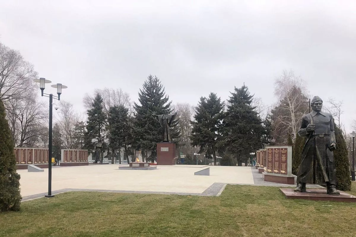 Мемориал в центральном парке станицы Новопокровской после реставрации. Мемориал в центральном парке станицы Новопокровской после реставрации.
