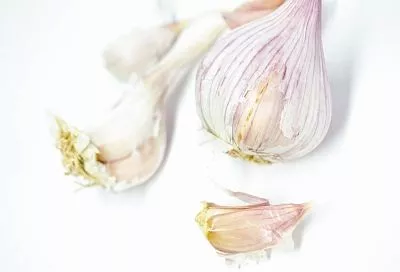 Забудете о геморрое за неделю, если призвать на помощь ядреный чеснок