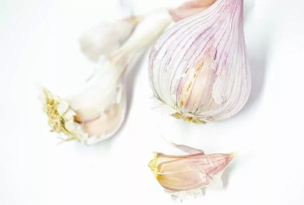 Забудете о геморрое за неделю, если призвать на помощь ядреный чеснок