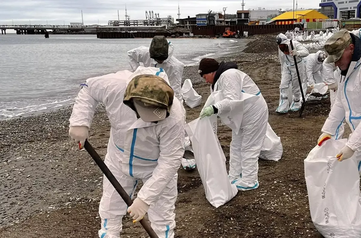 Более 31 тыс. кубометров загрязненного грунта и водомазутной смеси собрали в Туапсе