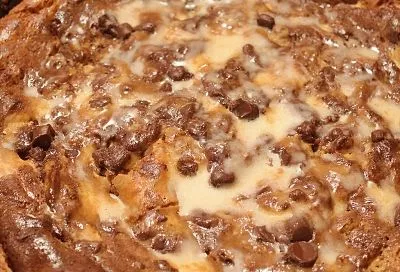 Такому пирогу  крем не нужен. Вылила тесто на сковороду, через 20 минут заливаю горячим молоком. Бисквит получается нежнее, чем с кремом