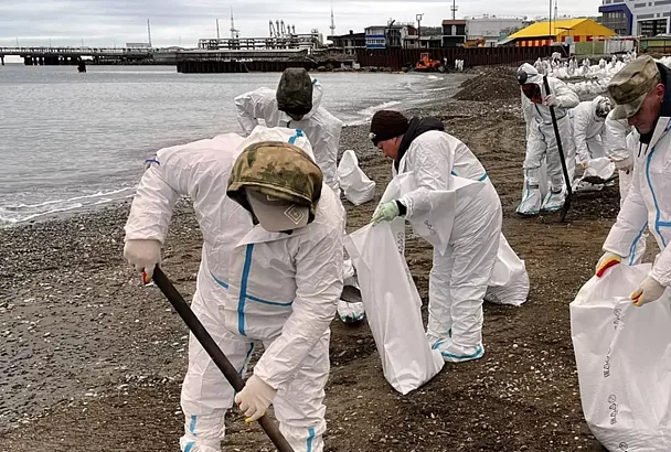 Более 31 тыс. кубометров загрязненного грунта и водомазутной смеси собрали в Туапсе