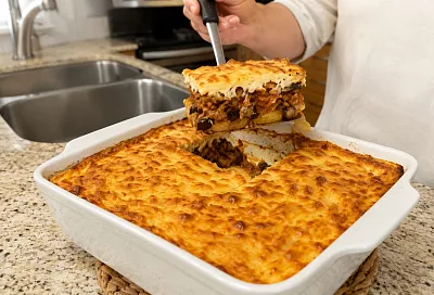 Мусака с баклажанами и мясным соусом: запекаем слоями под густым бешамелем