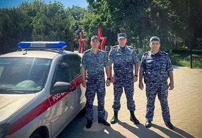 Привели в чувство и сопроводили до больницы: росгвардейцы в Краснодаре помогли потерявшей сознание девушке 