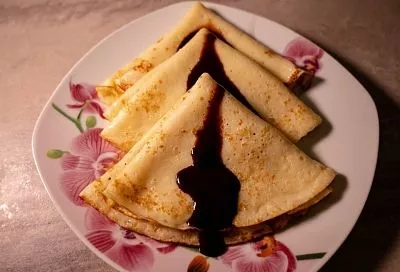 Сметана, сгущенка и мед: опрос показал, с чем едят блины на Масленицу жители Краснодара