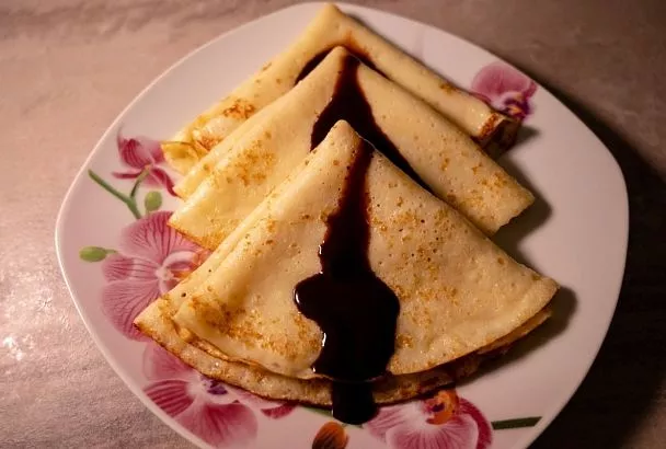 Сметана, сгущенка и мед: опрос показал, с чем едят блины на Масленицу жители Краснодара