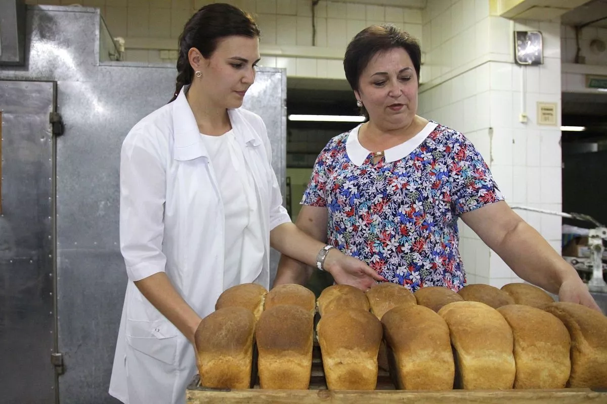 Заведующая пекарней Галина Куракина (справа) и технолог производства Наталья Куракина с одной из визитных карточек Белоглинского района – вкусным и ароматным хлебом.