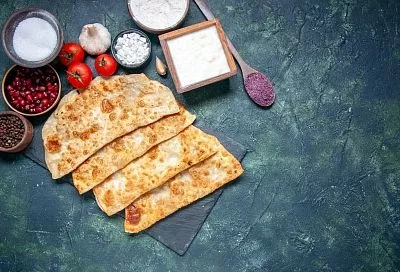 Секрет идеальных чебуреков — в тесте: один неожиданный ингредиент помогает добиться именно такого результата — кипяток