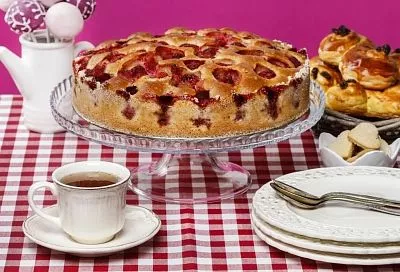 Фрукты больше не утонут в выпечке: простое решение для идеального пирога от знаменитого шеф-кондитера