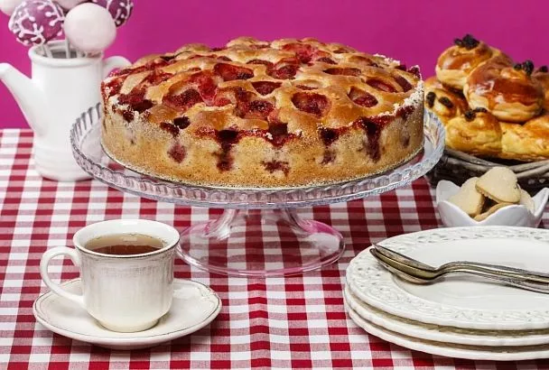 Фрукты больше не утонут в выпечке: простое решение для идеального пирога от знаменитого шеф-кондитера