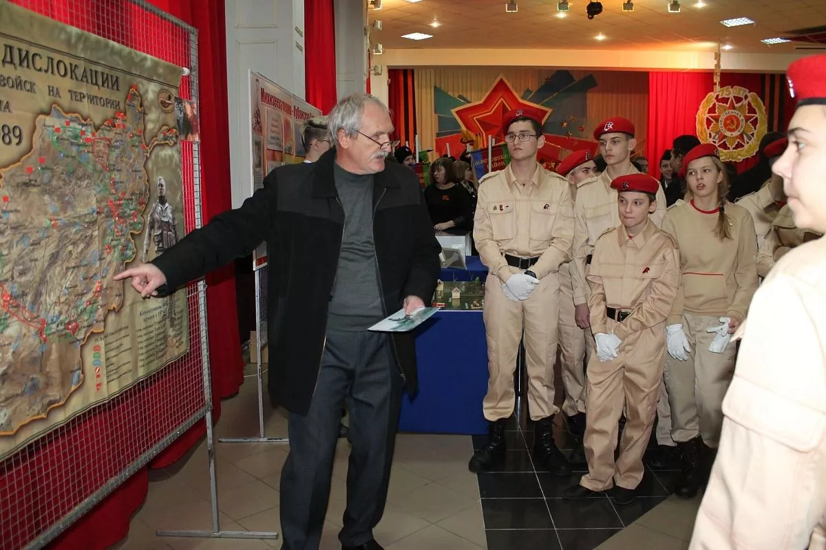 Воспитанники военно-патриотических клубов района продемонстрировали свое мастерство по разборке и сборке автомата и строевые приемы с оружием.