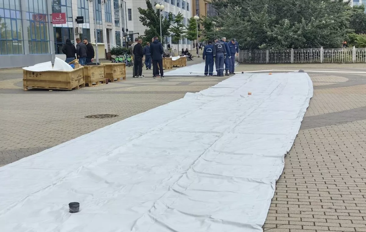 Для предотвращения паводков в Краснодаре у Моста поцелуев устанавливают водоналивную дамбу