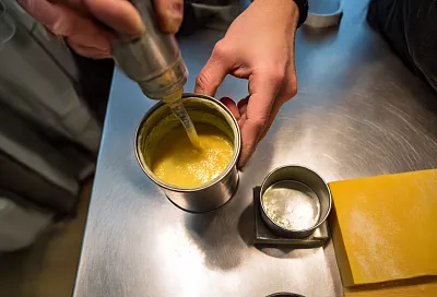 Рукоятки и мелкие детали из клеевых стержней и соды