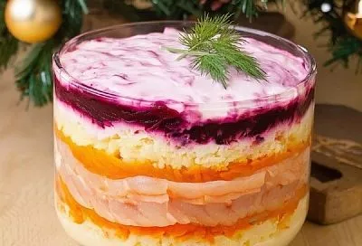 Уже давно угощаю своих гостей современной версией «Селедки под шубой» и всегда получаю кучу восторгов. А секрет-то прост - добавила всего два новых ингредиента