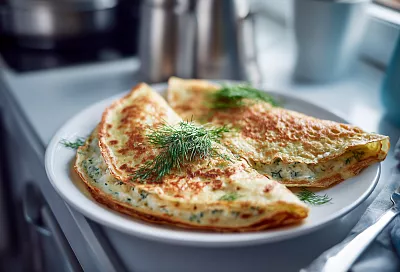 Блинчики-пилотки с сырной начинкой: шедевр за 15 минут