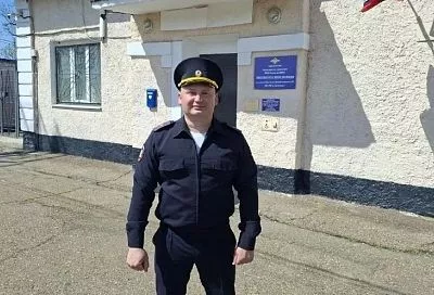 Полицейский вытащил мужчину без сознания из горящего дома в Крымске