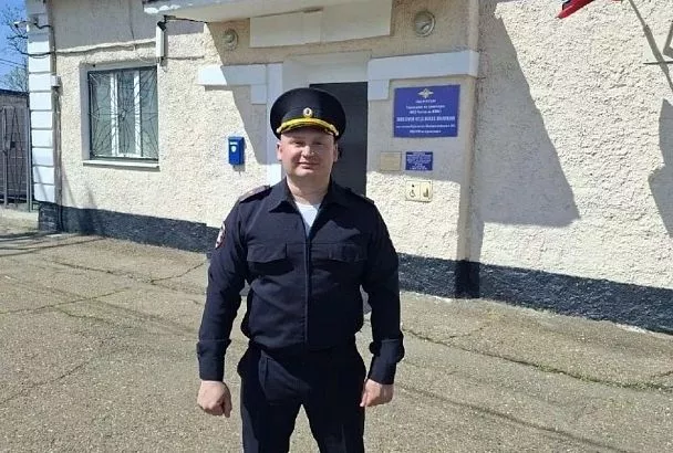 Полицейский вытащил мужчину без сознания из горящего дома в Крымске