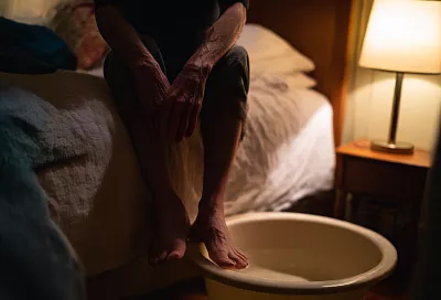 Почему мёрзнут ноги даже в тёплой воде: объясняет невролог с 30-летним стажем